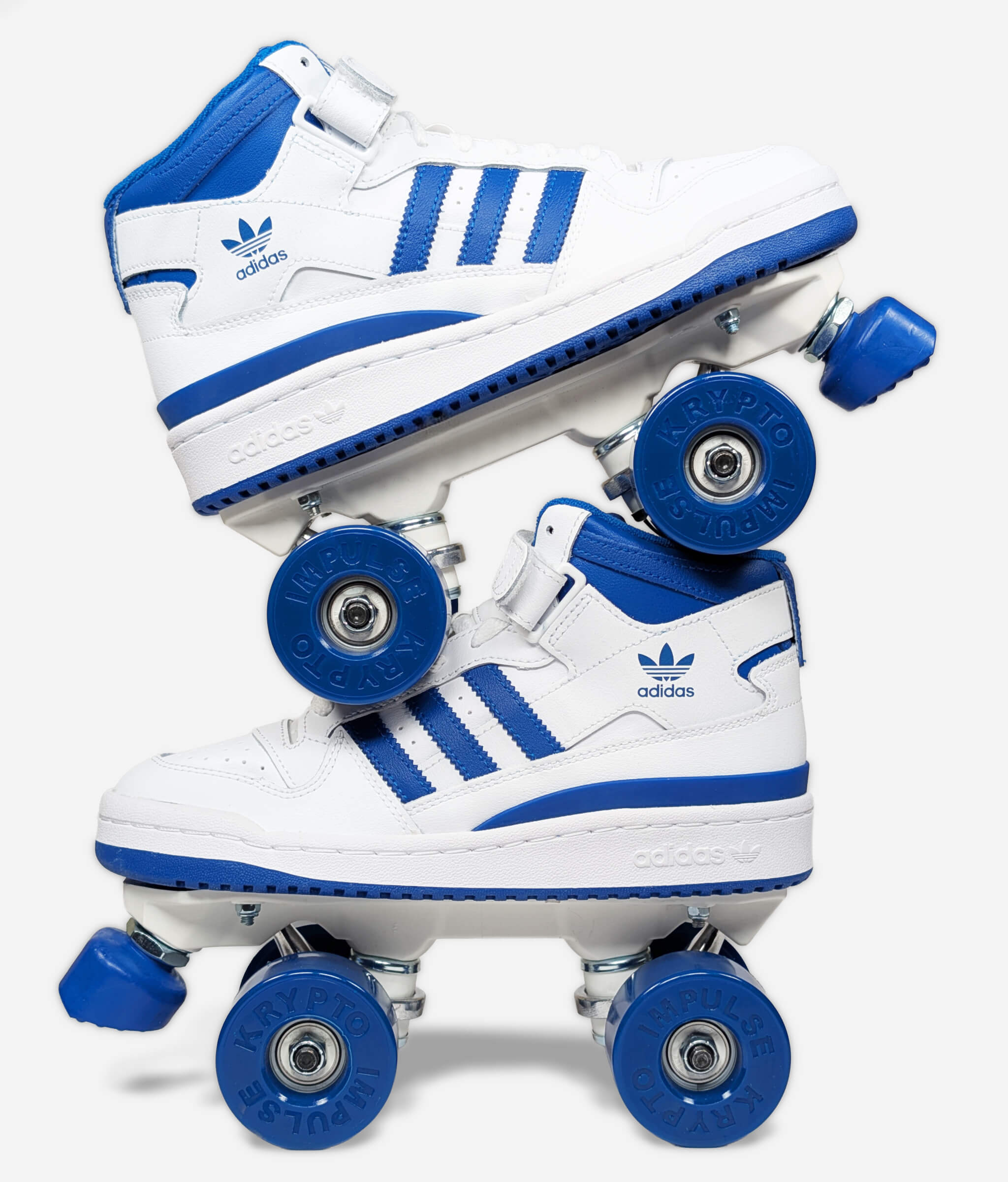 Vue de profil des roller sneakers Adidas Forum par Loumy's World posés l’un sur l’autre