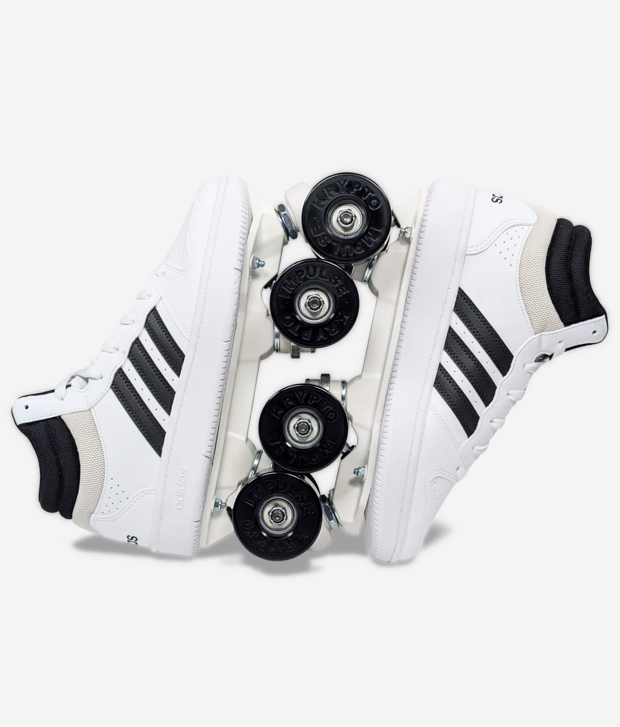 Roller sneakers Adidas Hoops par Loumy's World en noir et blanc avec roues entremêlées