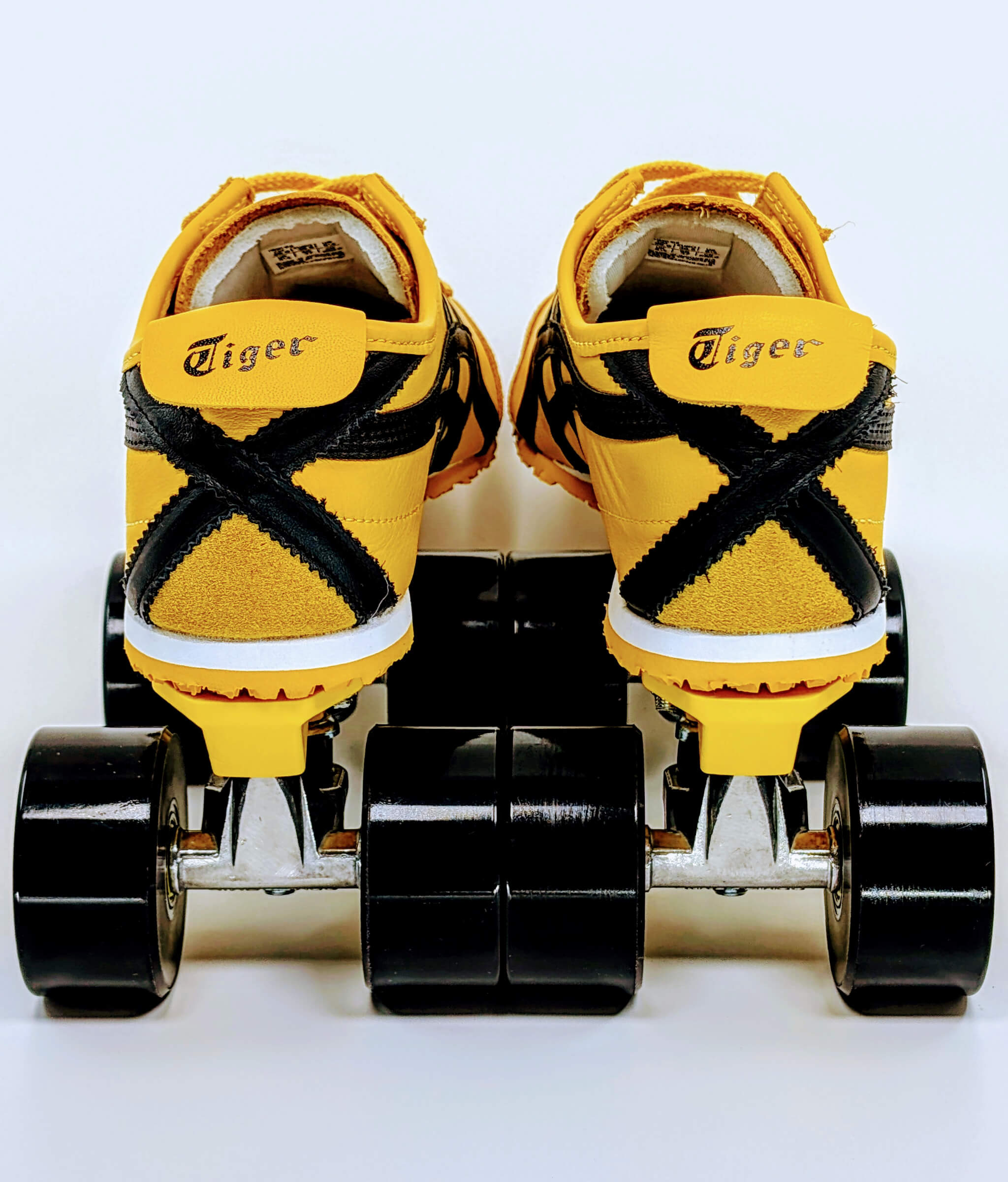 Back view of Loumy's Onitsuka Kill Bill roller sneakers in yellow and black with solid black wheels