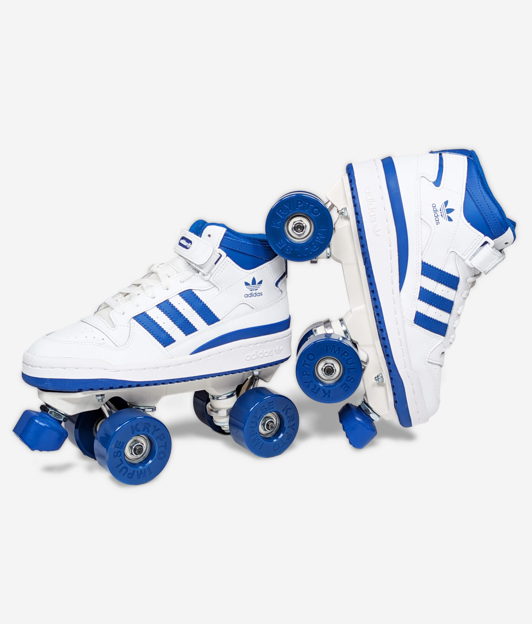 Roller sneakers Adidas Forum blancs et bleus par Loumy's World, avec un roller penché en équilibre sur l’autre et roues bleues visibles