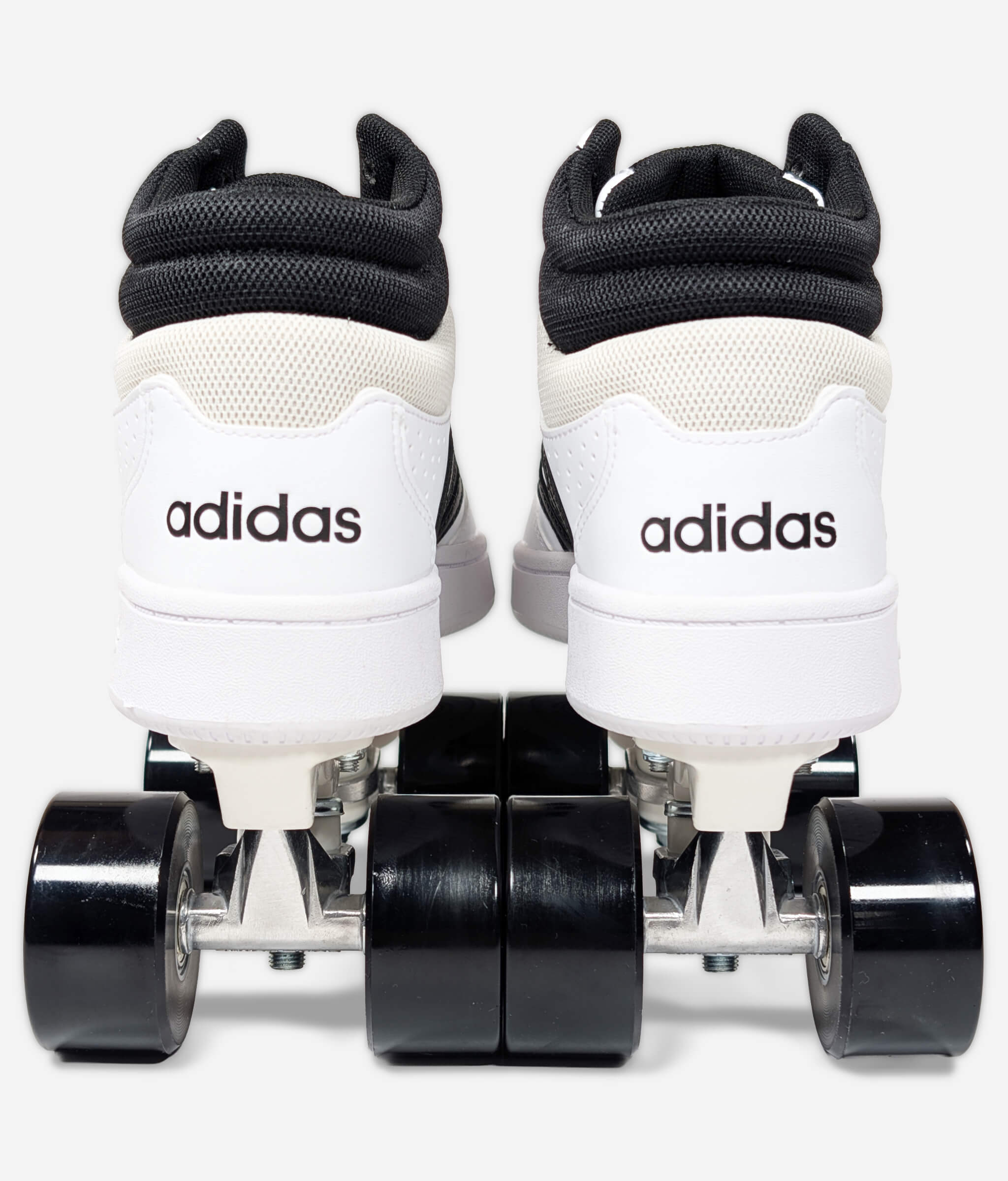 Vue arrière des roller sneakers Adidas Hoops noires et blanches par Loumy's World avec roues noires et logo Adidas visible