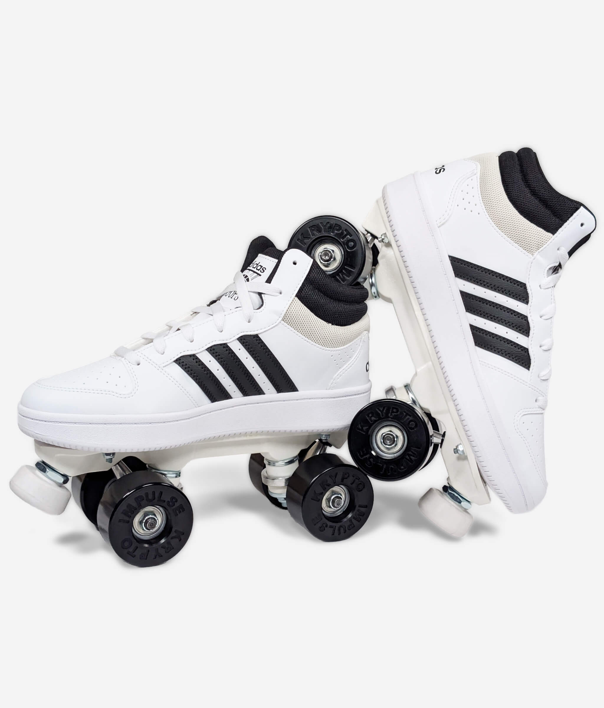 Roller sneakers Adidas Hoops par Loumy's World en noir et blanc et en vue inclinée
