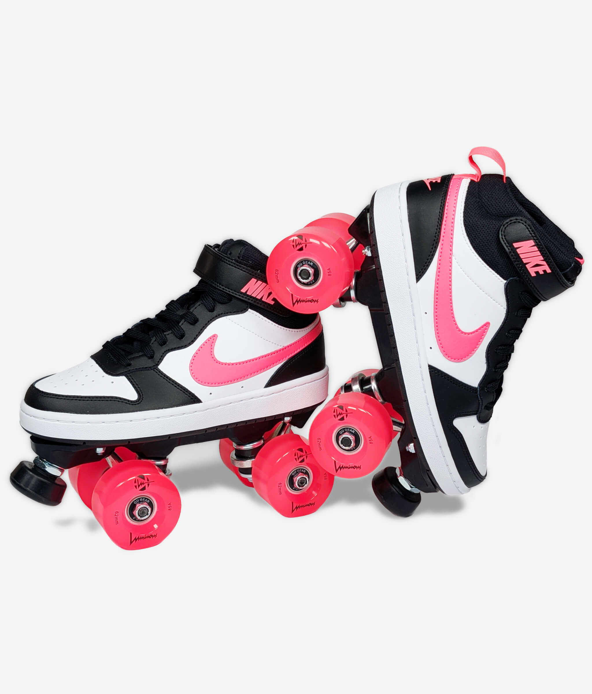 Roller sneakers Nike Court Borough Sunset Pulse par Loumy's World en noir et rose, avec un roller incliné et posé sur l'autre