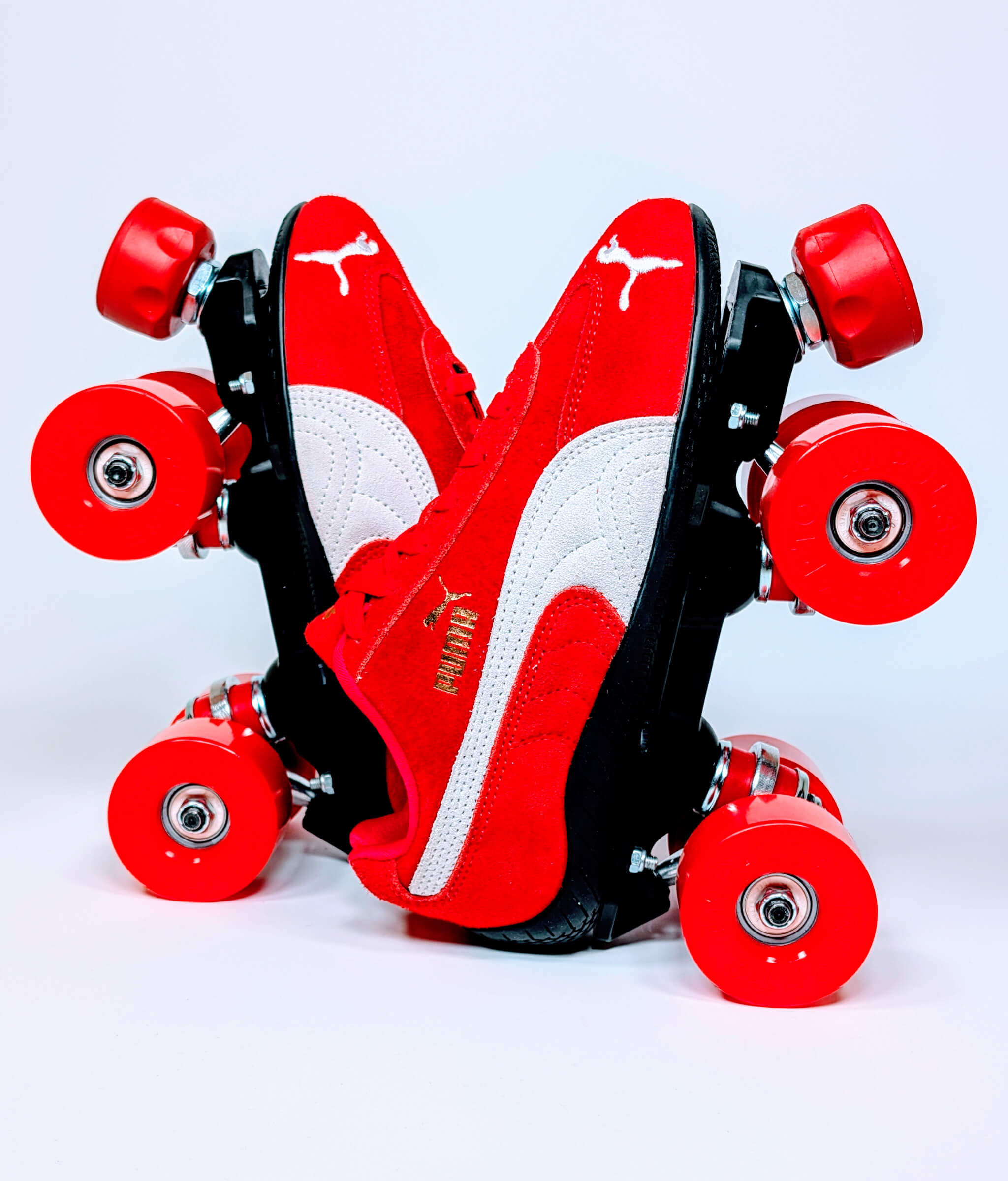 Speedcat OG roller sneakers in red and black, arranged in a V-shape by Loumy